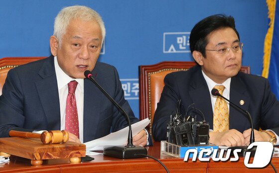 본문 이미지 - 김한길 민주당 대표가 14일 오전 서울 여의도 국회에서 열린 최고위원회의에서 모두 발언을 하고 있다. 김 대표는 