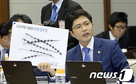 본문 이미지 - 14일 오전 서울 용산구 국방부에서 열린 국정감사에서 김광진 민주당 의원이 김관진 장관에게 질의를 하고 있다. 2013.10.14/뉴스1 © News1   박지혜 기자