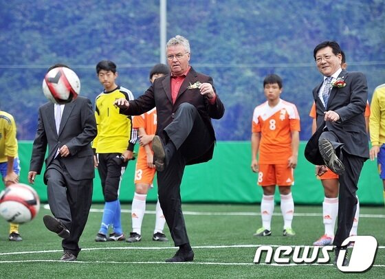 본문 이미지 - 14일 오후 제주대학교 제2운동장에서 열린 '거스 히딩크 드림필드 풋살구장' 개장식에 참석한 히딩크 전 한국 축구 국가대표팀 감독이 허향진 제주대학교 총장(오른쪽)과 함께 시축을 하고 있다. 2013.10.14/뉴스1  © News1   이상민 기자