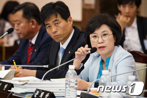 본문 이미지 - 김현 민주당 의원(오른쪽)./뉴스1 © News1 유승관 기자