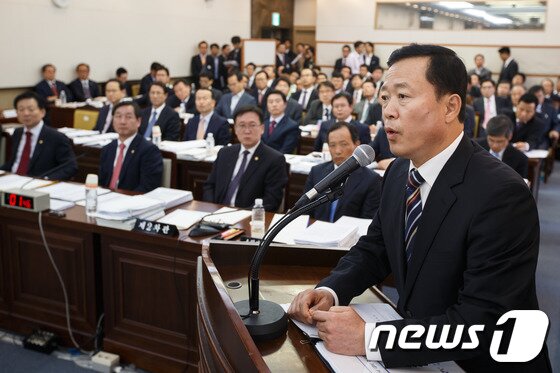 본문 이미지 - 박경국 국가기록원장이 14일 오후 서울 세종로 정부서울청사에서 열린 안전행정부에 대한 국정감사에서 의원들의 질의에 답변하고 있다. 2013.10.14/뉴스1 © News1   유승관 기자