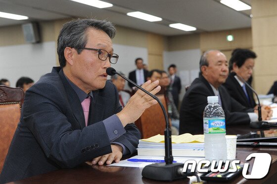 본문 이미지 - 권도엽 전 국토해양부 장관이 14일 오후 세종특별자치시 정부세종청사에서 열린 국토교통부 2013 국정감사에 증인으로 출석해 답변을 하고 있다. 2013.10.14/뉴스1 © News1 김용빈 기자