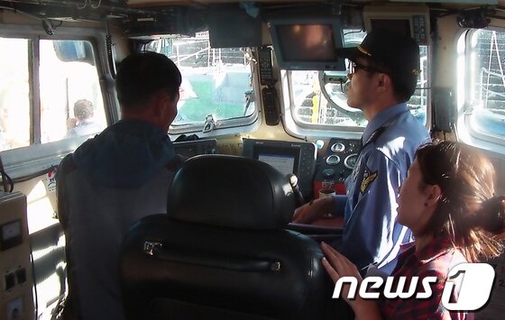 본문 이미지 - 해양경찰이 어선종사자를 대상으로 어선위치발신장치인 V-PASS 작동법에 대해 교육을 하고 있다. 뉴스1DB ⓒ News1