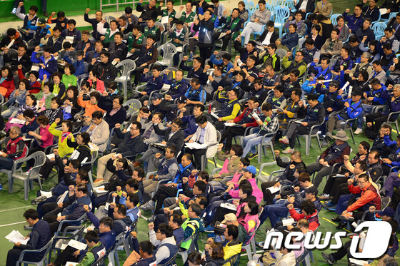 (서울=뉴스1) 손형주 기자 = 15일 오후 서울 강서구 화곡동 KBS스포츠월드에서 열린 민주노총 단위사업장 대표자 비상시국대회에서 참석자들이 구호를 외치고 있다. 2013.10. …