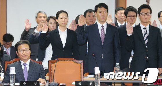 본문 이미지 - 국정감사 이틀째인 15일 오전 서울 미근동 경찰청에서 열린 국회 안전행정위의 경찰청 국감에서 증인들이 선서를 하는 동안 김용판 전 서울지방경찰청장(왼쪽)이 선서를 거부한채 자리에 앉아 있다. 2013.10.15/뉴스1 © News1 양동욱 기자