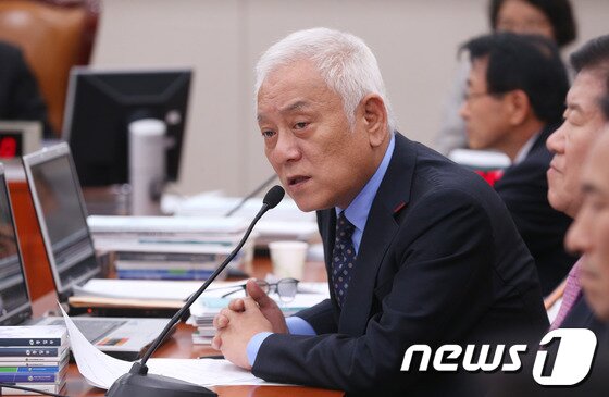 본문 이미지 - 김한길 민주당 대표가 15일 서울 여의도 국회에서 열린 외교통일위원회 국정감사에서 류길재 통일부 장관에게 질의하고 있다. 2013.10.15/뉴스1 © News1   송원영 기자