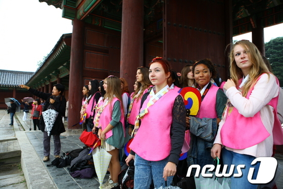 (서울=뉴스1)  = 프랑스 보르도의 프랑소와 마장디 고등학교 학생들이 수학여행 둘째날인 15일 오전 서울 종로구 와룡동 창덕궁을 산책하고 있다. 한국관광공사는 이들에게 안동하회마 …