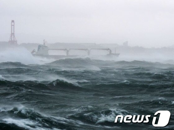본문 이미지 - 15일 오후 3시40분쯤 경북 포항 영일만 항 앞바다에 파나마 국적의 8000톤급 대형 화물선이 침몰하는 사고가 발생해 배에 타고 있던 선원 19명의 생사가 확인되지 않고 있다. 산더미 같은 파도가 사고 선박을 덮치고 있다.(포항해양경찰서제공)/2013.10.15/뉴스1 © News1   최창호 기자