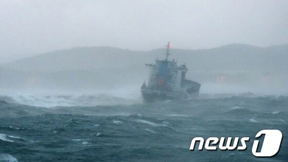 본문 이미지 - 15일 오후 3시40분쯤 경북 포항 영일만 항 앞바다에서 강풍과 높은 파도에  파나마 국적의 8000톤급 대형 화물선이 침몰하는 사고 발생했다. 사고 선박은 방파제와 충돌한 후 선미에 파공이 생겨 침몰 중인 것으로 알려졌다. 배에 타고 있던 선원 19명의 생사가 확인되지 않고 있다. (포항해양경찰서제공)/2013.10.15/뉴스1 © News1   최창호 기자