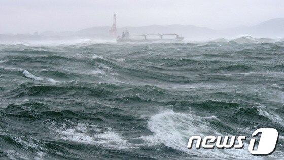 본문 이미지 - 15일 오후 3시40분쯤 경북 포항 영일만 항 앞바다에 파나마 국적의 8000톤급 대형 화물선이 침몰하는 사고가 발생해 배에 타고 있던 선원 19명의 생사가 확인되지 않고 있다. 사고 선박이 높은 파도에 갇혀있다.(포항해양경찰서제공)/2013.10.15/뉴스1 © News1   최창호 기자