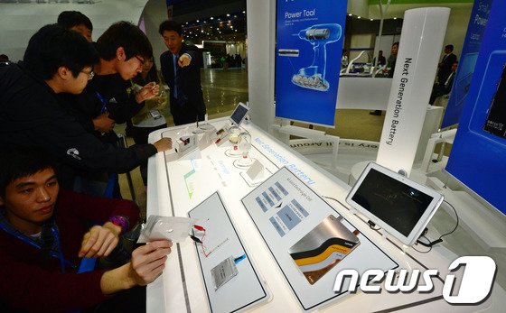 2013대한민국 에너지 대전을 찾은 참관객들이 삼성 SDI 전고체 베터리를 관람하고 있다. 2013.10.16/뉴스1