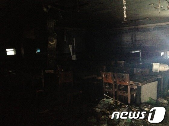 본문 이미지 - 지난 8일 불이 난 지구촌사랑나눔 무료급식소는 복구작업이 진행되지 못하고 있다. © News1 