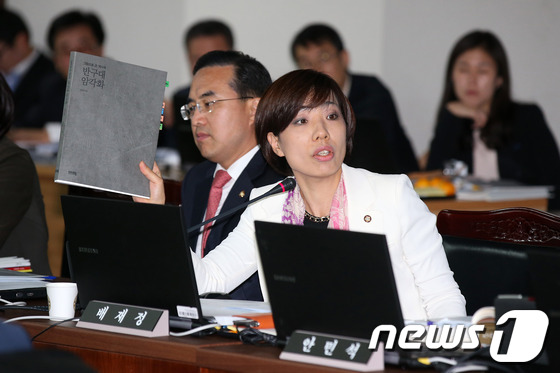 (서울=뉴스1) 한재호 기자 = 민주당 배재정 의원이 17일 서울 종로구 세종로 국립고궁박물관에서 열린 국회 교육문화체육관광위원회의 문화재청, 한국관광공사, 그랜드코리아레저, 사행 …