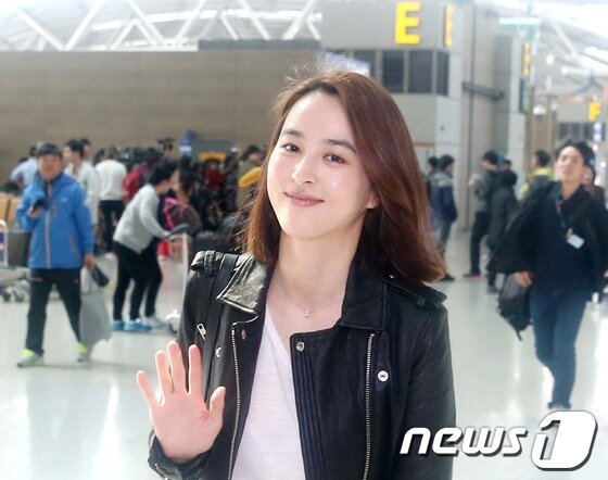 본문 이미지 - 축구선수 기성용이 17일 오후 인천국제공항에서 출국에 앞서 취재진의 질문에 답하고 있다. 2013.10.17/뉴스1 © News1   유승관 기자