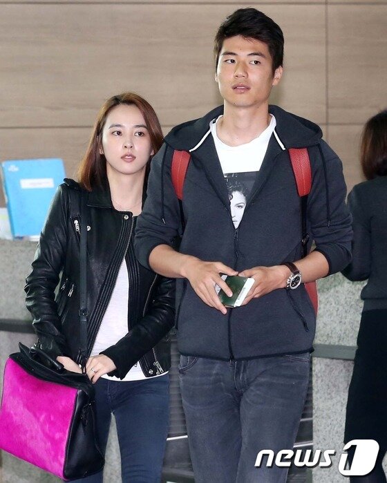 본문 이미지 - 배우 한혜진 축구선수 기성용 부부가 17일 오후 인천국제공항을 통해 암스테르담으로 출국하고 있다. 2013.10.17 스타뉴스/뉴스1 © News1   (서울=뉴스1)