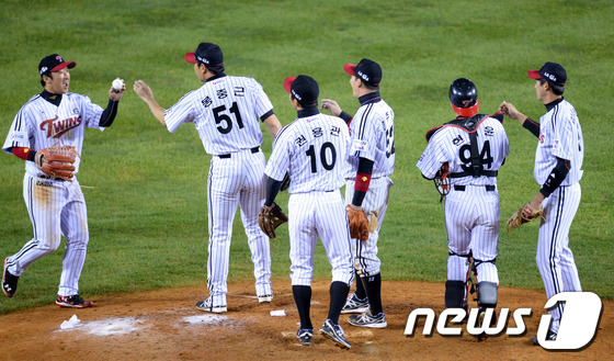 (서울=뉴스1) 정회성 기자 = 17일 오후 서울 잠실야구장에서 '2013 한국야쿠르트 세븐 프로야구' LG트윈스와 두산베어스의 플레이오프 2차전 경기가 열렸다.이날 2대0 승리를 …