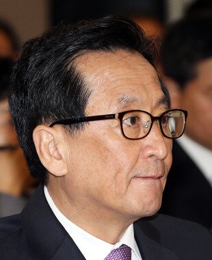 본문 이미지 - 최수현 금융감독원장이 18일 오전 서울 여의도 금융감독원에서 열린 국회 정무위원회의 금감원 국정감사에서 입술을 깨물며 생각에 잠겨 있다. 2013.10.18/뉴스1 © News1   허경 기자