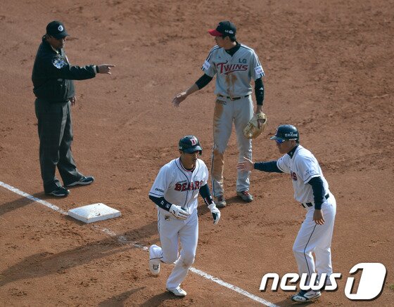 본문 이미지 - 19일 오후 서울 잠실야구장에서 &#39;2013 한국야쿠르트 세븐 프로야구&#39; LG트윈스와 두산베어스의 플레이오프 3차전 경기가 열렸다.3회말 두산의 공격에서 두산 임재철이 3루를 돌아 홈으로 향하던 중 LG 김용의와 충돌, 진로방해로 판정되자 다시 홈으로 향하고 있다. 2013.10.19/뉴스1 © News1   박철중 기자