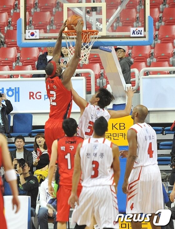 본문 이미지 - 19일 울산 중구 동천체육관에서 열린 울산 모비스와 고양 오리온스의 2013-2014 KB국민카드 프로농구 경기에서 모비스 벤슨이 덩크슛을 성공시키고 있다. 2013.10.19/뉴스1 © News1   노화정  기자