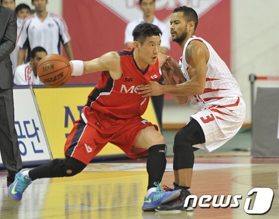 본문 이미지 - 프로농구 정규시즌 역대 최다 17연승에 도전하는 울산 모비스가 19일 오후 울산 동천체육관에서 고양 오리온스와 맞대결을 펼치고 있다. 2쿼터 모비스 양동근(왼쪽)이 오리온스 전태풍을 피해 드리블 하고 있다. 2013.10.19/뉴스1      © News1   노화정  기자