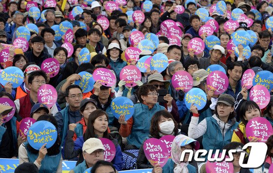 본문 이미지 - 전국교직원노동조합&#40;전교조&#41; 회원들이 19일 오후 서울 서대문 독립공원에서 열린 전국 교사 결의대회에서 &#39;힘내라 전교조&#39; 등의 구호가 쓰인 부채를 흔들고 있다. 전교조는 총투표를 통해 해직자를 조합원에서 배제하라는 정부 명령을 최종 거부하고 설립 14년 만에 법외노조를 택했다.  2013.10.19/뉴스1 © News1   안은나 기자