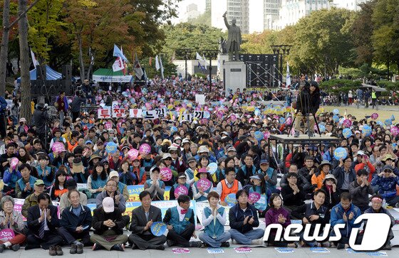 본문 이미지 - 전교조가 19일 서울 서대문 독립공원에서 개최한 &#39;전국 교사 결의대회&#39;에는 6000여명의 조합원과 시민이 참석했다. /뉴스1 © News1 안은나 기자
