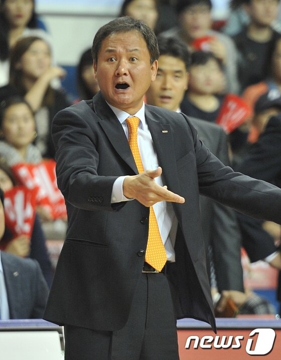 본문 이미지 - 19일 울산 동천체육관에서 열린 울산 모비스와 고양 오리온스의 2013-2014 KB국민카드 프로농구 경기에서 모비스 유재학 감독이 심판의 판정에 항의하고 있다. 2013.10.19/뉴스1 © News1   노화정  기자