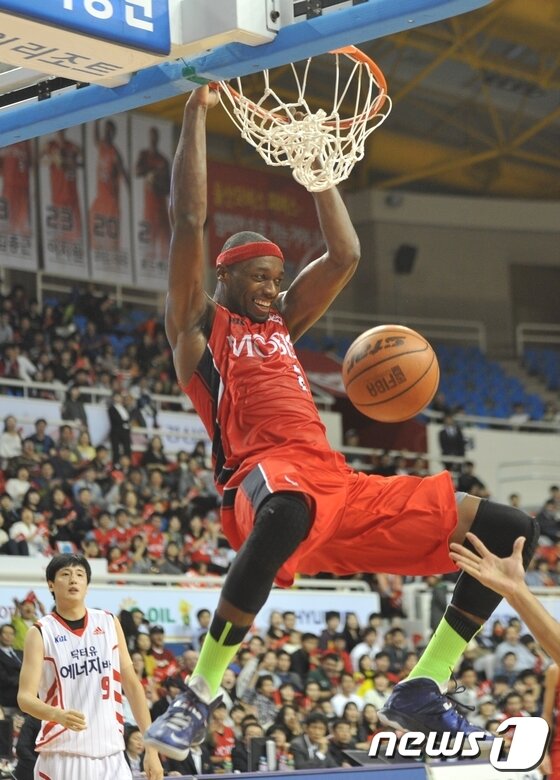 본문 이미지 - 19일 오후 울산 동천체육관에서 열린 울산 모비스와 고양 오리온스의 2013-14 프로농구 경기에서 모비스 벤슨이 덩크슛을 성공시키고 있다. 모비스는 이날 경기에서 승리하며 프로농구 정규리그 역대 최다 17연승이란 대기록을 달성했다. 2013.10.19/뉴스1  © News1   노화정  기자