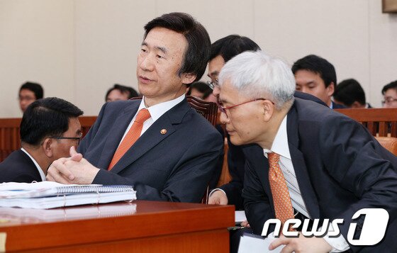 본문 이미지 - 2일 오전 서울 여의도 국회에서 열린 외교통일위원회 전체회의에서 윤병세 외교부장관이 부처 관계자들의 보고를 받으며 생각에 잠겨 있다. 2013.10.2/뉴스1 © News1   오대일 기자