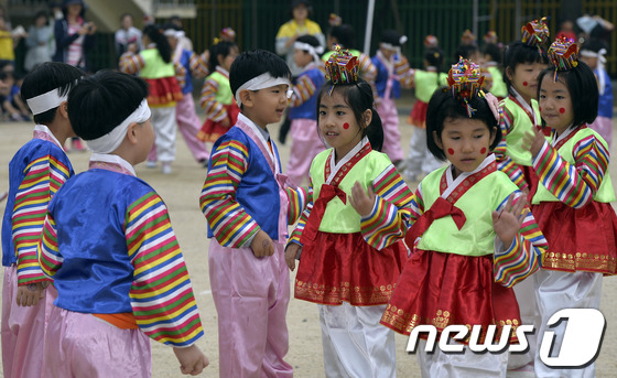 (서울=뉴스1) 최영호 기자 = 2일 오전 서울 양천구 신목초등학교에서 열린 가을운동회에서 한복을 곱게 입은 1학년 학생들이 꼭두각시 춤을 추고 있다.2013.10.2/뉴스1