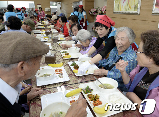 (서울=뉴스1) 안은나 기자 = 제17회 노인의 날인 2일 오전 서울 중랑노인복지관에서 열린 아름다운 어르신 대축제에서 자원봉사자들이 어르신들께 특식을 가져다 드리고 있다. 201 …