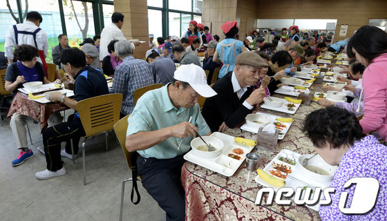 (서울=뉴스1) 안은나 기자 = 제17회 노인의 날인 2일 오전 서울 중랑노인복지관에서 열린 아름다운 어르신 대축제에서 어르신들이 무료 식사를 하고 있다. 2013.10.2/뉴스1 …
