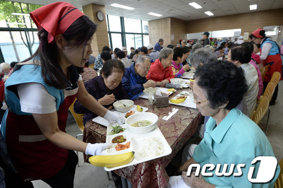 (서울=뉴스1) 안은나 기자 = 제17회 노인의 날인 2일 오전 서울 중랑노인복지관에서 열린 아름다운 어르신 대축제에서 자원봉사자들이 어르신들께 특식을 가져다 드리고 있다. 201 …