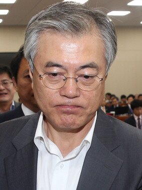 본문 이미지 - 민주당 문재인 의원이 2일 오전 서울 여의도 국회에서 열린 기획재정위원회 전체회의장을 나서고 있다.봉하마을로 가져간 이지원에서 남북대화록 삭제 흔적이 있었다는 검찰발표에 대해 문 의원은 