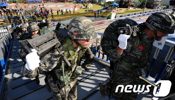 (김포=뉴스1) 신창원 기자 = 2일 오후 경기도 김포시 대명항 함상공원에서 열린 ‘파월 청룡부대 출정 기념 전승행사’에서 장병들이 해군 LST(운봉함)에 오르고 있다.1965년 …