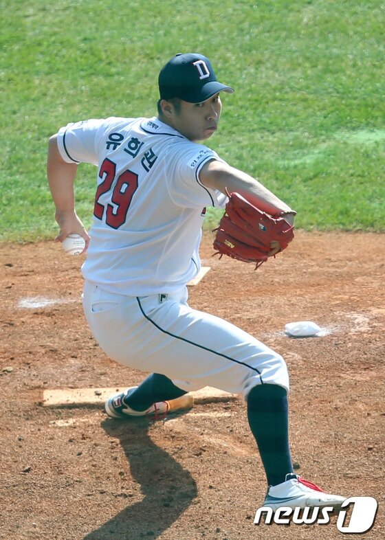 본문 이미지 - 20일 오후 서울 잠실야구장에서 열린 &#39;2013 한국야쿠르트 세븐 프로야구&#39; 플레이오프&#40;PO&#41; 4차전 두산베어스와 LG트윈스의 경기에서 두산 선발 유희관이 역투하고 있다. 2013.10.20/뉴스1 © News1   한재호 기자