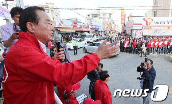 본문 이미지 - 10.30 재보선 경기 화성갑 서청원 새누리당 후보가 공식 선거운동 첫 주말인 20일 화성시 향남읍 발안시장에서 열린 거리 유세에서 유권자들에게 지지를 호소하고 있다. 2013.10.20/뉴스1 © News1 오대일 기자