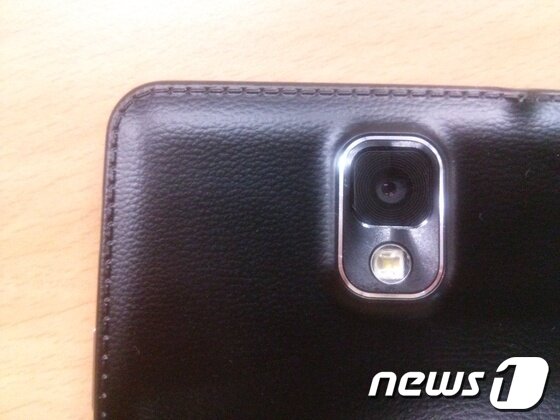 본문 이미지 - 가죽 느낌을 살린 갤럭시 노트3. © News1  