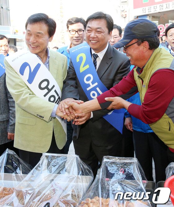 본문 이미지 - 10.30 재보선 경기 화성갑 오일용 민주당 후보가 공식 선거운동 첫 주말인 20일 화성시 향남읍 발안시장에서 열린 거리 유세를 마친 뒤 손학규 상임고문과 함께 상인들의 지지를 호소하고 있다. 2013.10.20/뉴스1 © News1 오대일 기자