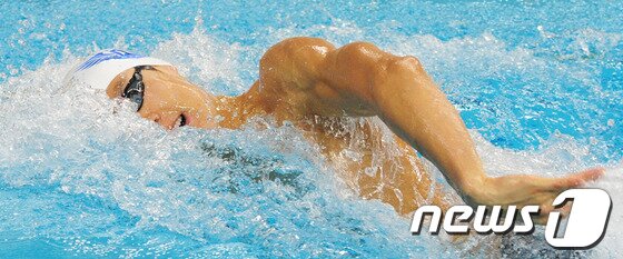 본문 이미지 - ‘마린보이’ 박태환 선수가 20일 오후 인천시 남구 문학박태환수영장에서 열린 제94회 전국체육대회 남자 일반부 계영 400m 결승 경기에서 금메달을 확정지은 뒤 기록을 확인하고 있다.이날 박태환은 자유형 400m에 이어 계영 400m에서 우승해 대회 2관왕을 차지했다. 박태환은 이번 경기 5관왕에 도전한다.2013.10.20/뉴스1 © News1 신창원 기자