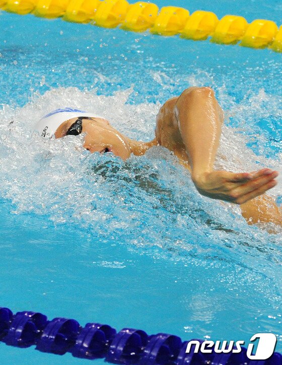 본문 이미지 - ‘마린보이’ 박태환 선수가 20일 오후 인천시 남구 문학박태환수영장에서 열린 제94회 전국체육대회 남자 일반부 계영 400m 결승에서 우승한 뒤 시상대에서 인사를 하고 있다.이날 박태환은 자유형 400m에 이어 계영 400m에서 우승해 대회 2관왕을 차지했다. 박태환은 이번 경기 5관왕에 도전한다.2013.10.20/뉴스1 © News1 신창원 기자