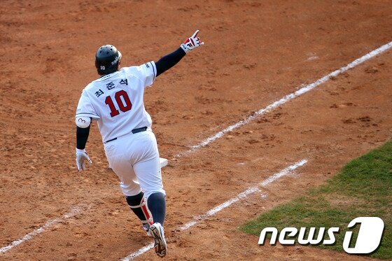 본문 이미지 - 20일 오후 서울 잠실야구장에서 열린 '2013 한국야쿠르트 세븐 프로야구' 플레이오프(PO) 4차전 두산베어스와 LG트윈스의 경기 8회말 1사 두산 최준석이 LG 봉중근의 투구를 받아쳐 우측담장을 넘어가는 솔로홈런을 날리고 베이스를 돌며 환호하고 있다. 2013.10.20/뉴스1 © News1   한재호 기자