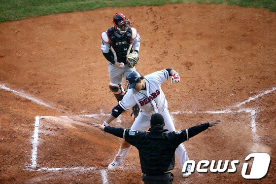 본문 이미지 - 20일 오후 서울 잠실야구장에서 열린 '2013 한국야쿠르트 세븐 프로야구' 플레이오프(PO) 4차전 두산베어스와 LG트윈스의 경기에서 승리해 5년 만에 한국시리즈에 진출한 두산 선수들이 환호하고 있다. 2013.10.20/뉴스1 © News1   한재호 기자