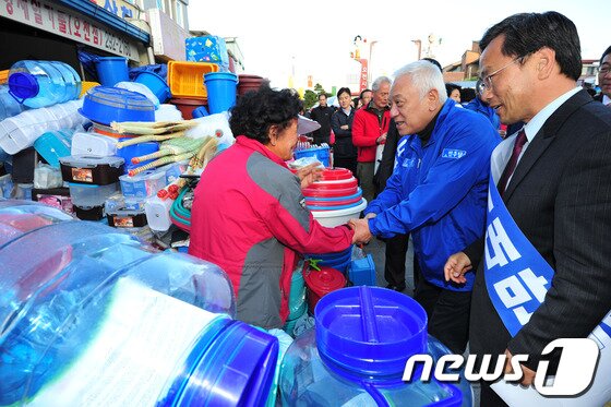 본문 이미지 - 20일 허대만 후보 지원 유세를 위해 포항시 남구 오천시장을 찾은 민주당 김한길 대표가 지원 연설을 마친 후 시장 상인의 손을 붙잡고 지지를 당부하고 있다./2013.10.20/뉴스1 © News1 최창호 기자