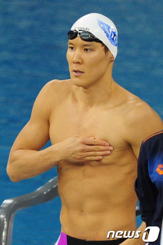 본문 이미지 - ‘마린보이’ 박태환 선수가 20일 오후 인천시 남구 문학박태환수영장에서 열린 제94회 전국체육대회 남자 일반부 계영 400m 결승 경기에 앞서 몸을 풀고 있다.이날 박태환은 자유형 400m에 이어 계영 400m에서 우승해 대회 2관왕을 차지했다. 박태환은 이번 경기 5관왕에 도전한다.2013.10.20/뉴스1 © News1 신창원 기자