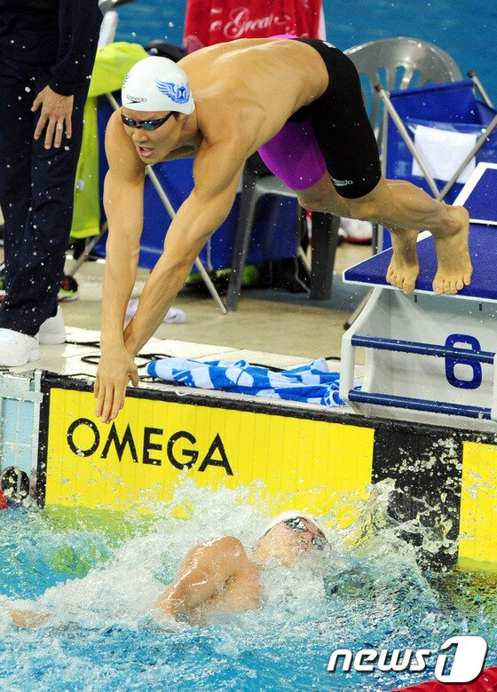 본문 이미지 - ‘마린보이’ 박태환 선수가 20일 오후 인천시 남구 문학박태환수영장에서 열린 제94회 전국체육대회 남자 일반부 계영 400m 결승 경기에 임하고 있다.이날 박태환은 자유형 400m에 이어 계영 400m에서 우승해 대회 2관왕을 차지했다. 박태환은 이번 경기 5관왕에 도전한다.2013.10.20/뉴스1 © News1 신창원 기자