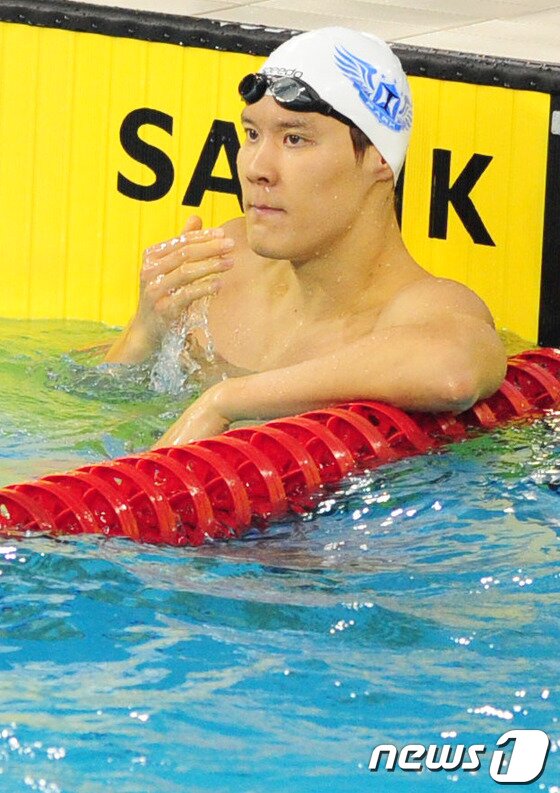 본문 이미지 - ‘마린보이’ 박태환 선수가 21일 오후 인천시 남구 문학박태환수영장에서 열린 제94회 전국체육대회 남자 일반부 자유형 200m 결승 경기에서 우승한 뒤 손을 흔들고 있다.이날 박태환은 자유형 400m에 이어 계영 400m, 자유형 200m에서 금메달을 획득해 대회 3관왕을 차지했다. 박태환은 이번 대회 5관왕에 도전한다.2013.10.21/뉴스1 © News1 신창원 기자