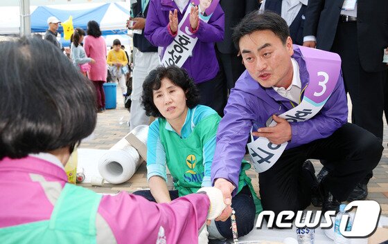 본문 이미지 - 10.30 재보선 경기 화성갑 통합진보당 홍성규 후보가 공식 선거운동 첫 주말을 맞은 20일 화성시 향남읍 화성종합경기타운에서 열린 기아페스티벌 행사에서 참석자들에게 지지를 호소하고 있다. 2013.10.20/뉴스1 © News1 오대일 기자