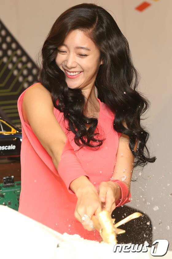 본문 이미지 - 방송인 클라라가 21일 오전 서울 중구 소공동 롯데호텔에서 열린 자동차 반도체 공급업체 프리스케일의 인포테인먼트 시스템 런칭에서 얼음자동차 모형을 부수는 퍼포먼스를 하고 있다. 2013.10.21 머니투데이/뉴스1 © News1   (서울=뉴스1)