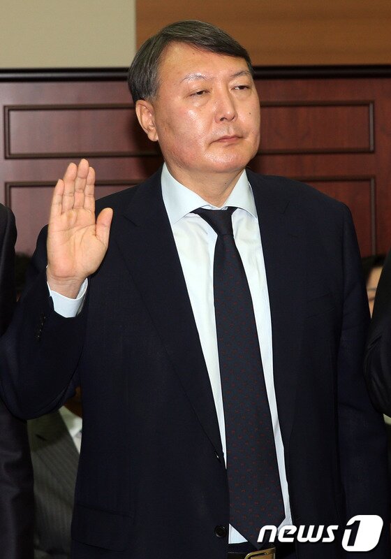 본문 이미지 - 윤석열 여주지청장이 21일 오후 서울 서초동 고등검찰청에서 열린 국회 법제사법위원회의 서울중앙지방검찰청과 수원지방검찰청 등 서울고등검찰청 산하 일선 검찰청에 대한 국정감사에서 선서를 하고 있다. 이날 국감에서는 검찰의 국가정보원 댓글 사건 수사를 둘러싼 채동욱 전 검찰총장 사퇴, 윤석열 여주지청장의 특별수사팀 전격 배제 등 파문을 놓고 여야의 격렬한 공방이 예상된다. 2013.10.21/뉴스1 © News1   허경 기자